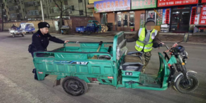 春雷行动：暖心帮助环卫工人解决电动车没电难题