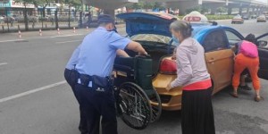 老人就医遇阻碍 民警援手暖人心