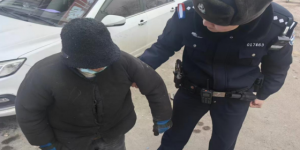 南岗分局民警巡逻中及时救助走失阿尔兹海默症老人