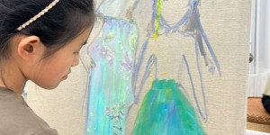 周思辰公益画展在798骊画廊举行，关爱儿童成长